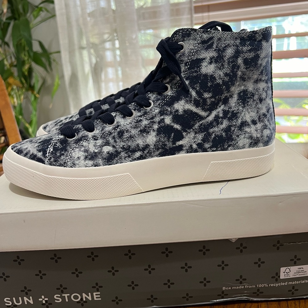 Sneakers - Picture 3 of 5